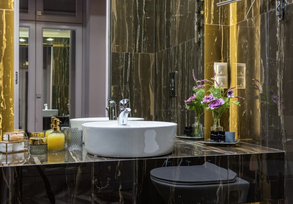 گلدان در سرویس بهداشتی