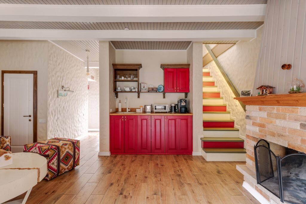 ترکیب رنگ قهوه ای و قرمز در دکوراسیون منزل