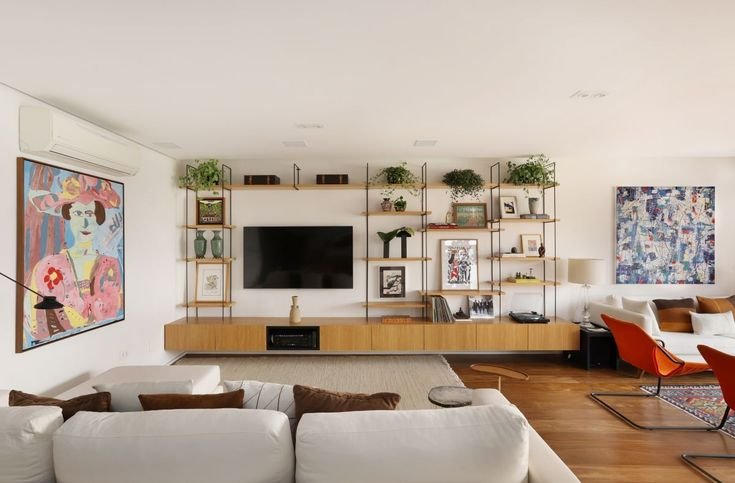 چیدمان گل طبیعی کنار تلویزیون