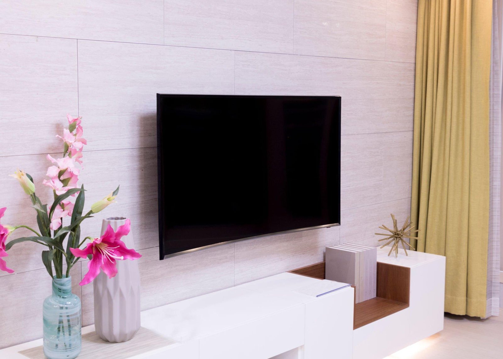 چیدمان گل طبیعی کنار تلویزیون