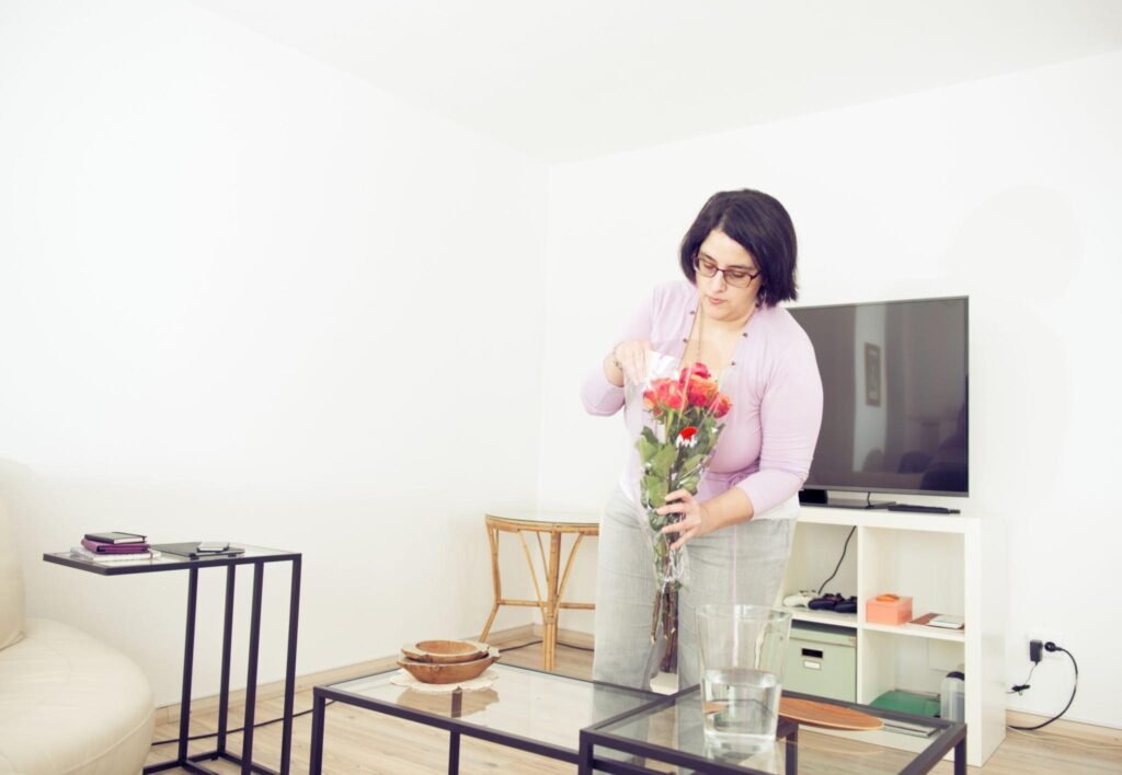 چیدمان گل طبیعی کنار تلویزیون