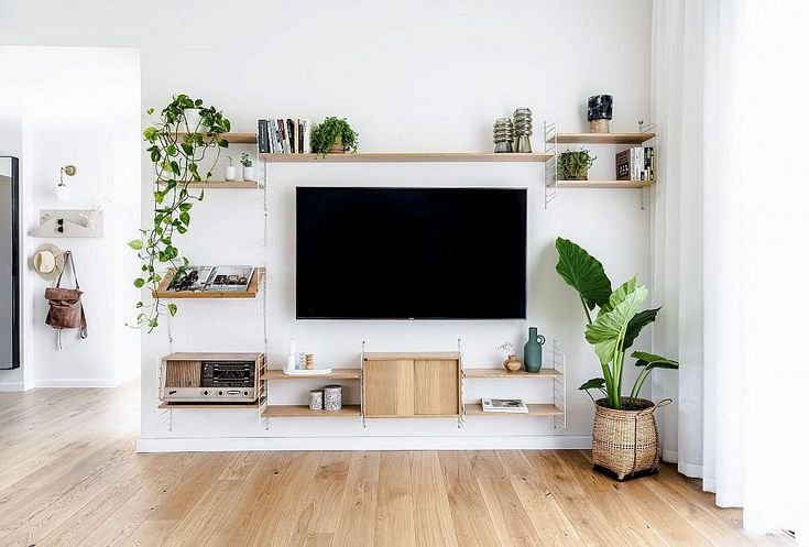 چیدمان گل طبیعی کنار تلویزیون