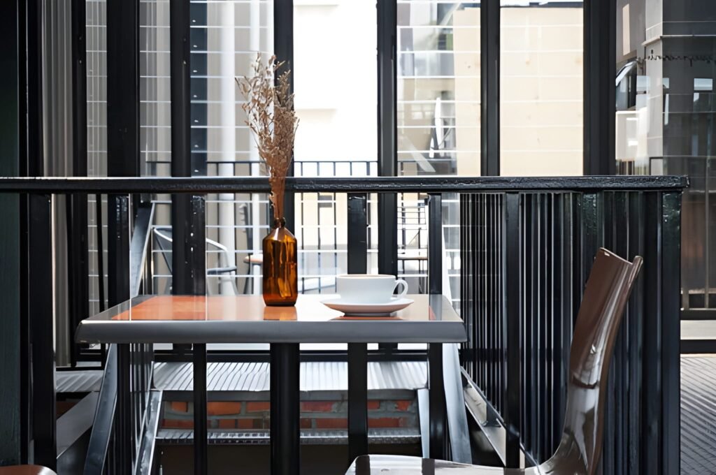 تبدیل فضای بالکن به کافه کوچک