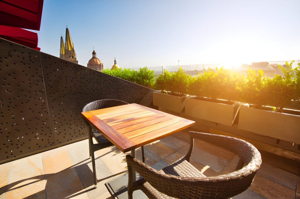 تبدیل فضای بالکن به کافه کوچک