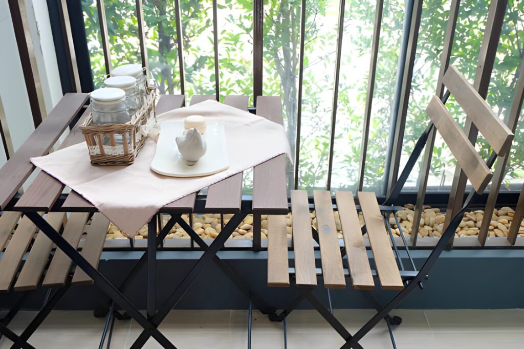 تبدیل فضای بالکن به کافه کوچک