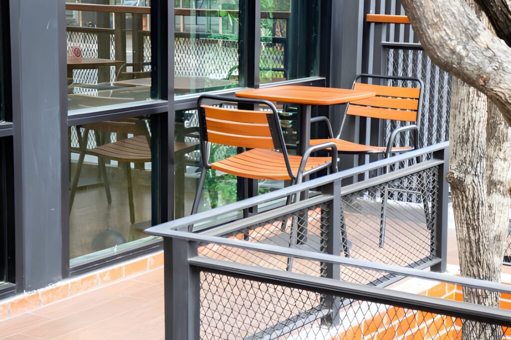 تبدیل فضای بالکن به کافه کوچک